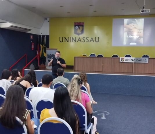 UNINASSAU realiza palestras sobre liderança universitária