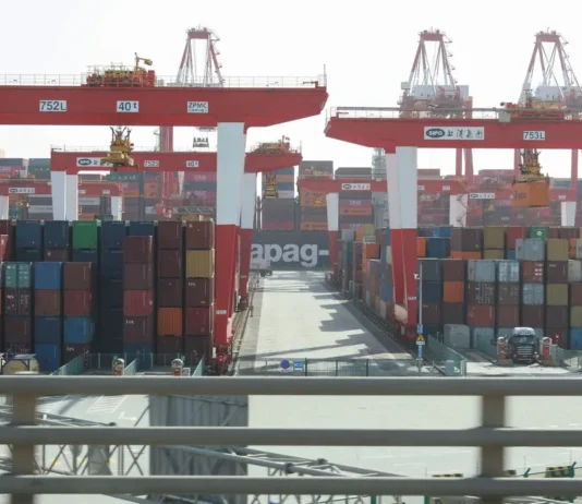 GUERRA COMERCIAL: EUA vão taxar produtos da China em 104% a partir desta quarta. Medida é retaliação após China impor tarifas recíprocas a Washington