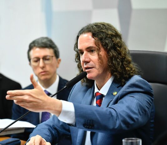 Líder da Maioria, Veneziano diz que posição do Senado em aprovar reciprocidade a tarifaço de Trump foi “firme, necessária e racional”