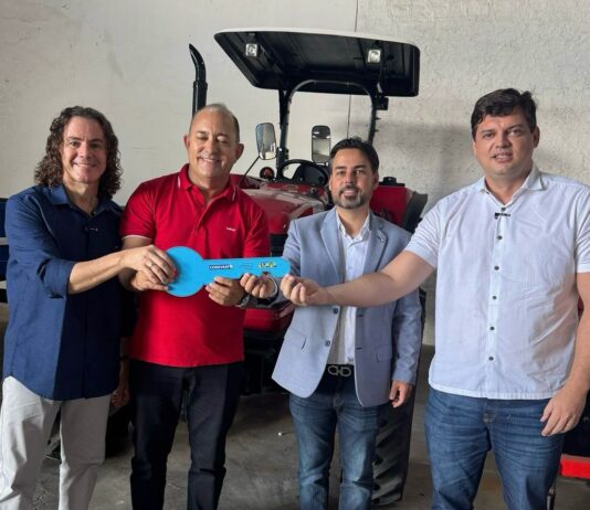Ao lado do deputado Taciano Diniz, Veneziano entrega máquinas agrícolas para beneficiar a agricultura familiar no Vale do Piancó