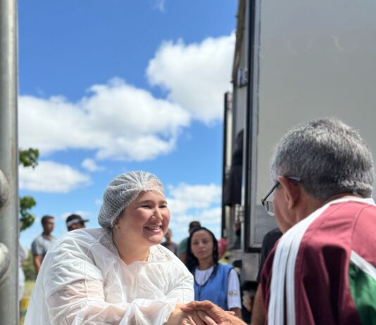 Na semana que antecede a Páscoa, a Vereadora Pâmela Vital participa de distribuição de peixes no Complexo Aluízio Campos
