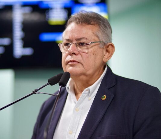 Vereadores Pimentel, Pila e Alexandre, protocolaram requerimento solicitando e convocando o diretor da Energisa em Campina Grande para auma Audiência Pública