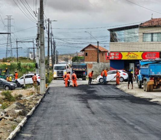 EM PLENO SÁBADO: Obra da Avenida Plínio Lemos continua em ritmo acelerado