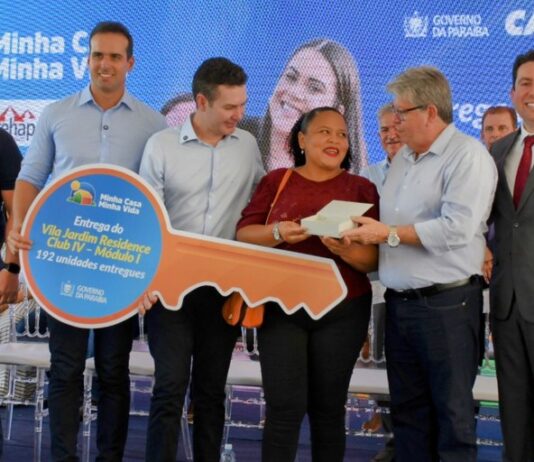 João Azevêdo e ministro Jader Filho entregam unidades habitacionais e autorizam construção de novas moradias em municípios da Paraíba