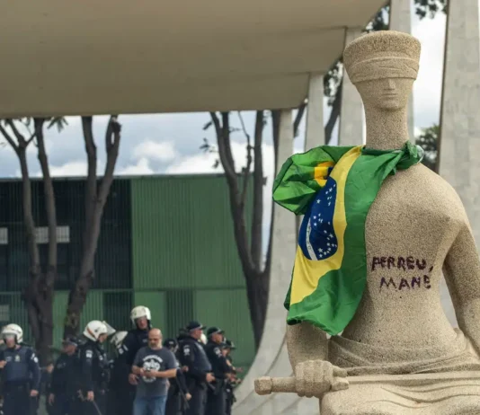 STF condena mulher que pichou estátua a 14 anos de prisão. Débora foi condenada por cinco crimes, inclusive golpe de estado