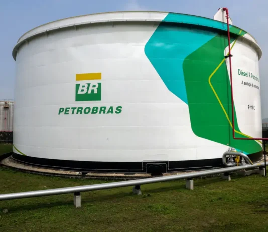 Petrobras reduz preço do diesel em R$ 0,12 para distribuidoras. Estatal estima que preço médio será R$ 3,43 por litro nas refinarias