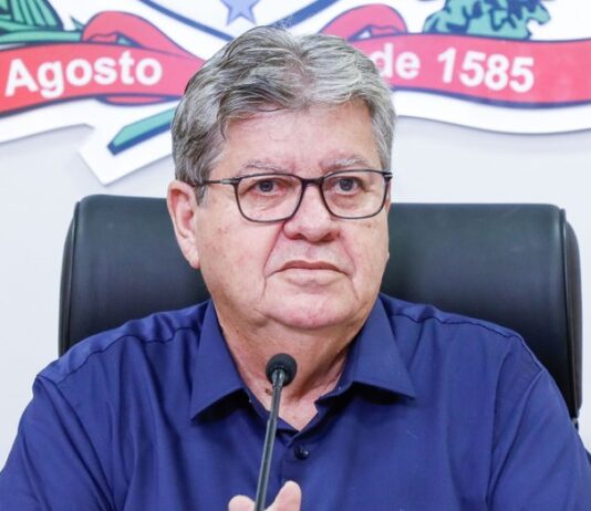 João Azevêdo anuncia pagamento da primeira parcela do 13º e salários de maio e junho dos servidores, somando mais de R$ 2,11 bilhões