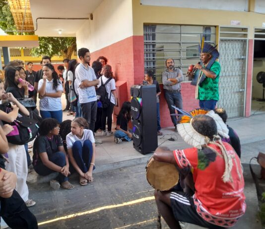 Indígenas da Tribo Tabajara, visitam escolas de Mogeiro, Campina Grande e UEPB, onde proferem palestras