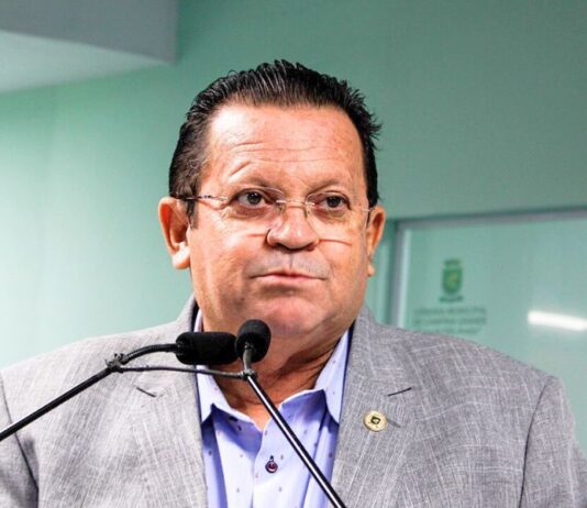 Olimpio propõe oferta gratuita de água potável em farmácias de Campina Grande para ingestão de medicamentos