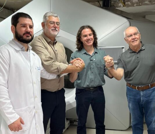 Hospital da FAP apresenta novo Acelerador Linear adquirido com emendas de R$ 8 milhões de Veneziano e Nilda Gondim: “um dia histórico”