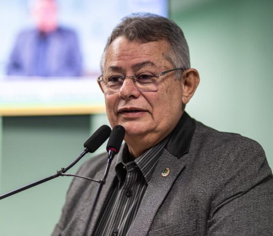 Após diálogo firme e responsável com o prefeito Bruno Cunha Lima, o vereador Pimentel Filho, conseguiu garantir que a taxa que seria cobrada aos ambulantes e barraqueiros que vão trabalhar no São João de Galante, fosse cancelada