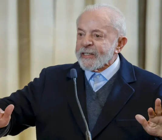Nenhum aposentado terá prejuízo, diz Lula sobre descontos indevidos. Ele afirmou que o governo não quer fazer “um show de pirotecnia”