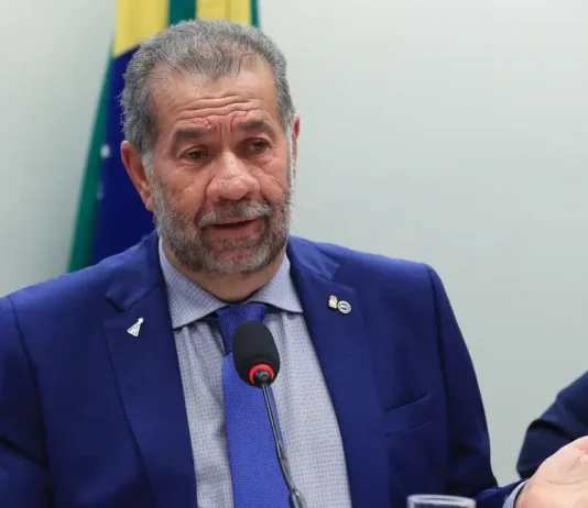 Após fraude no INSS, Lupi pede demissão do Ministério da Previdência. Atual secretário-executivo da pasta, Wolney Queiroz assume cargo