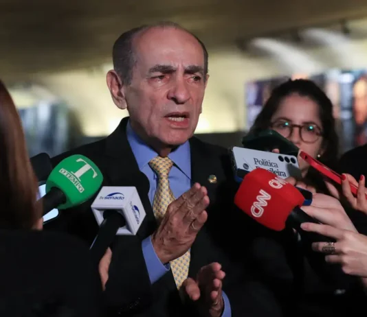 CCJ do Senado aprova fim da reeleição para cargos do Executivo. PEC aumenta mandatos para cinco anos e unifica eleições