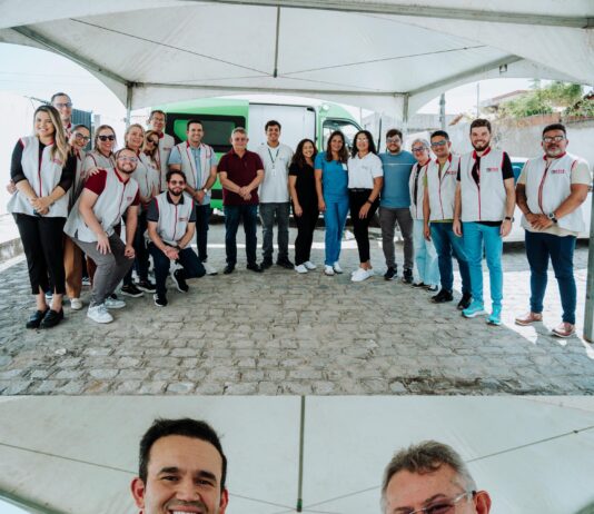 O Vereador Pimentel Filho, o Superintendente da Pb Saúde, Dr. Jhony Bezerra e equipe de profissionais, participaram do Dia D+ de saúde no Bairro Acácio Figueiredo