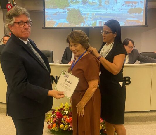 Nilda Gondim recebe homenagem por sua atuação em favor do Hospital Napoleão Leureano, em João Pessoa