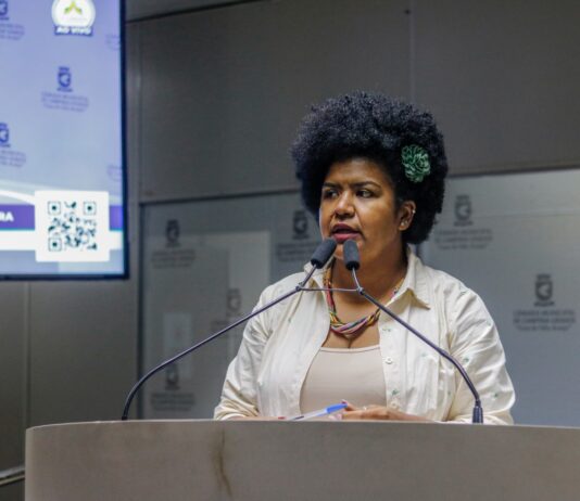 Atraso nos salários dos servidores: Vereadora Jô Oliveira (PCdoB) denuncia descaso e cobra explicações do secretário de Saúde na Câmara Municipal