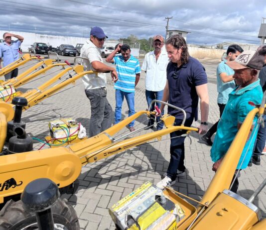 Veneziano entrega máquinas junto com a Codevasf, em benefício direto a agricultores familiares de Campina Grande