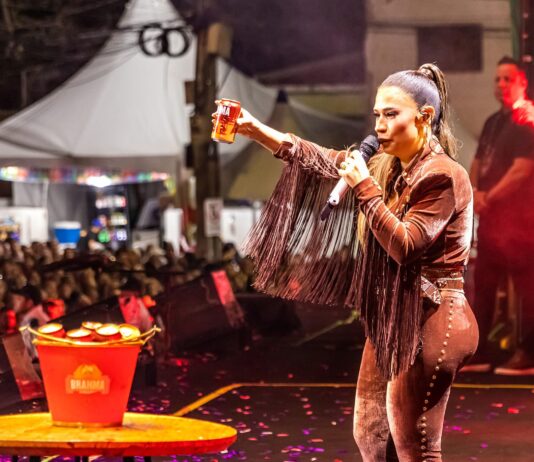 Simone Mendes brinda Campina Grande com Brahma em noite inesquecível de São João