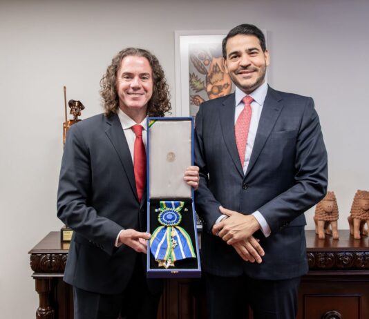 Veneziano recebe a mais alta comenda da AGU pelos “relevantes serviços” prestados ao Brasil como Senador