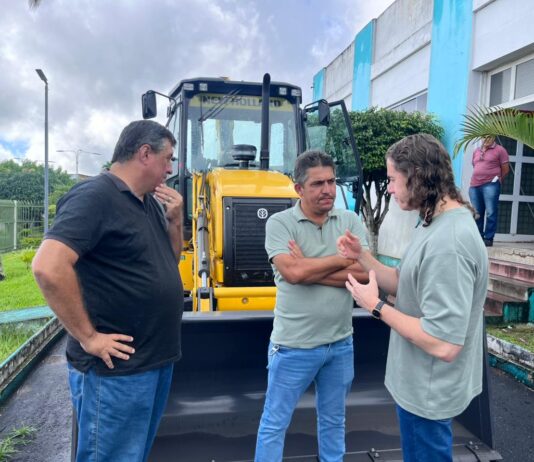 Veneziano entrega retroescavadeira e visita obras que tem recursos seus e da ex-Senadora Nilda Gondim em Alagoa Nova