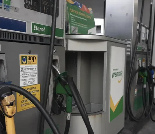 Petrobras reduz preço da gasolina A para as distribuidoras. Medida entra em vigor nesta terça-feira (3)