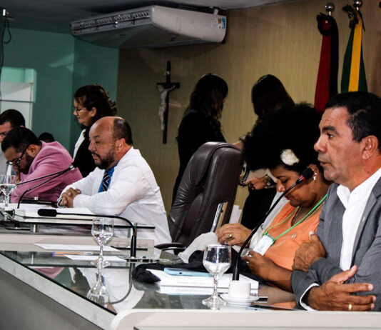 Vereadores repercutem anúncio de revitalização da linha férrea em Campina GrandeNa manhã desta quarta-feira (05), a Câmara Municipal de Campina Grande realizou sua 47ª Sessão Ordinária, sob a presidência do vereador Saulo Germano e secretariada pelo vereador Saulo Noronha. A pauta do dia foi marcada por discussões relevantes sobre a revitalização da linha férrea da cidade, mudanças estruturais na Polícia Militar da Paraíba e questões ambientais em alusão ao Dia Mundial do Meio Ambiente. Ao todo, foram aprovados 96 requerimentos, incluindo moções de aplausos e votos de pesar. Os parlamentares também abordaram a situação de importantes equipamentos públicos do município, como o Parque de Bodocongó e o Parque Linear da Dinamérica. Os parlamentares iniciaram as discussões mencionando a revitalização da linha férrea da cidade, que de acordo com Rafafá foi anunciado pelo prefeito no dia de ontem. O vereador parabenizou a iniciativa e também falou sobre o anúncio de três novos conjuntos habitacionais, com cerca de 600 moradias no município para que possa atender a demanda de quem está em busca pela sua casa própria. Anderson Pila, sobre a implantação do VLT, destacou a necessidade e importância do projeto, mas apresentou preocupações. Durante o período da inutilização da rede férrea, disse que foram se aglomerando populares, com o total de 100 famílias no local. ‘’É preciso uma ação de responsabilidade social para garantir moradia para essas pessoas’’ – frisou. Pr. Luciano Breno enfatizou a atuação do prefeito, que tem realizado sonhos antigos da cidade. Ele mencionou obras como o Parque do Evaldo Cruz, ampliação do Parque do Povo, assim como o VLT, que traz uma grande oportunidade de crescimento. Sobre as ocupações no local, disse que é preciso ter esse olhar social e provocar soluções, mas que as ocupações não eram de responsabilidade do município e sim do Governo Federal. Pimentel Filho, sobre o tema, pediu que a linha férrea no Distrito de Galante, que compõe a mesma estrutura, não seja excluída do projeto. Com relação às famílias que construíram suas casas na linha férrea, disse que foi a prefeitura quem não tomou providências no que diz respeito às ocupações ilegais. Em seguida, abordando o tema da segurança pública, o vereador Dinho Papa-Léguas fez destaque aos projetos de lei aprovados por unanimidade na Assembleia Legislativa da Paraíba (ALPB), que promovem mudanças estruturais na Polícia Militar do Estado e atualizam critérios para promoção na carreira dos oficiais militares. Dinho falou que já aguardavam por isso há tempos e que esta é uma alegria para a categoria, mas que ainda é preciso avançar. Alexandre Pereira, no grande expediente, trouxe o tema relativo ao Açude de Bodocongó, que já recebeu uma série de investimentos, mas que continua sofrendo com o abandono. Questionou o que impede da prefeitura municipal e do governo do estado dialogar sobre o espaço e firmarem uma parceria para manter o funcionamento do local. Pimentel reforçou o pleito do vereador, mas pontuou que a prefeitura é quem não possui interesse em fazer convênios com o governo, neste e em outros âmbitos. Jô Oliveira acrescentou que ao solicitar o Parque do Bodocongó seria importante que a prefeitura conseguisse primeiramente fazer a gestão dos seus próprios parques. Aninha Cardoso mencionou o Parque Linear da Dinamérica que necessita do seu funcionamento completo, se referindo aos quiosques que continuam fechados. Pr. Luciano Breno acrescentou que o Parque de Bodocongó enfrenta a omissão do Governo do Estado e que a população precisa do respeito da gestão estadual. O vereador Alexandre Pereira concluiu sua fala, agradecendo e evidenciando a atuação dos vereadores nestes primeiros seis meses do ano, parabenizando aos colegas parlamentares e também a condução do vereador Presidente Saulo Germano. Sobre o Dia Mundial do Meio Ambiente, celebrado nesta quarta-feira (05), a vereadora Jô Oliveira relatou ter acompanhado a caminhada realizada pela Escola Frei Dagoberto Stucker, em parceria com a ARPIA (Articulação pela Revitalização do Riacho das Piabas), atividade que reforça a importância da preservação ambiental no município. Segundo a parlamentar, a mobilização provavelmente trouxe o projeto de construção da barragem no local, tema que já passou pela apreciação da Casa Legislativa e que continua sendo alvo de atenção e discussões públicas. Jô também agradeceu à comissão organizadora do lançamento do livro “Campina, Grande por Elas”, destacando a importância da publicação, que reúne textos de 71 autoras, entre elas a própria parlamentar. Também fazendo menção ao Dia Mundial do Meio Ambiente, a vereadora Waléria Assunção fez destaque a situação do Açude Velho. Segundo a parlamentar, há propostas de limpeza e revitalização do local, porém nenhuma foi efetivamente executada até o momento. Waléria também defendeu a criação de um programa permanente de coleta seletiva, apontando a necessidade de oferecer alternativas dignas aos catadores que ainda utilizam animais para transporte de materiais recicláveis. Para ela, iniciativas como o programa “Recicla São João” devem ser estendidas ao longo de todo o ano, e criticou a priorização de projetos mirabolantes em detrimento de ações básicas e urgentes. Por fim, a vereadora abordou a relação entre os festejos juninos e o meio ambiente, mencionando que, apesar do apelo cultural, existem legislações que determinam o uso de fogos silenciosos, mas que a norma vem sendo frequentemente ignorada pela população. MINUTO DE SILÊNCIO Durante a sessão, o vereador Rafafá solicitou a realização de um minuto de silêncio em memória de Biu do Violão, figura conhecida e admirada na cidade de Campina Grande. A Câmara Municipal se solidariza com os familiares e amigos neste momento. Para acompanhar a sessão completa, acesse o Canal Oficial do youtube (@camaracgoficial). Confira também o andamento das matérias que tramitam no SAPL – Sistema de Apoio ao Processo Legislativo. DIVICOM/CMCGNa manhã desta quarta-feira (05), a Câmara Municipal de Campina Grande realizou sua 47ª Sessão Ordinária, sob a presidência do vereador Saulo Germano e secretariada pelo vereador Saulo Noronha. A pauta do dia foi marcada por discussões relevantes sobre a revitalização da linha férrea da cidade, mudanças estruturais na Polícia Militar da Paraíba e questões ambientais em alusão ao Dia Mundial do Meio Ambiente. Ao todo, foram aprovados 96 requerimentos, incluindo moções de aplausos e votos de pesar. Os parlamentares também abordaram a situação de importantes equipamentos públicos do município, como o Parque de Bodocongó e o Parque Linear da Dinamérica. Os parlamentares iniciaram as discussões mencionando a revitalização da linha férrea da cidade, que de acordo com Rafafá foi anunciado pelo prefeito no dia de ontem. O vereador parabenizou a iniciativa e também falou sobre o anúncio de três novos conjuntos habitacionais, com cerca de 600 moradias no município para que possa atender a demanda de quem está em busca pela sua casa própria. Anderson Pila, sobre a implantação do VLT, destacou a necessidade e importância do projeto, mas apresentou preocupações. Durante o período da inutilização da rede férrea, disse que foram se aglomerando populares, com o total de 100 famílias no local. ‘’É preciso uma ação de responsabilidade social para garantir moradia para essas pessoas’’ – frisou. Pr. Luciano Breno enfatizou a atuação do prefeito, que tem realizado sonhos antigos da cidade. Ele mencionou obras como o Parque do Evaldo Cruz, ampliação do Parque do Povo, assim como o VLT, que traz uma grande oportunidade de crescimento. Sobre as ocupações no local, disse que é preciso ter esse olhar social e provocar soluções, mas que as ocupações não eram de responsabilidade do município e sim do Governo Federal. Pimentel Filho, sobre o tema, pediu que a linha férrea no Distrito de Galante, que compõe a mesma estrutura, não seja excluída do projeto. Com relação às famílias que construíram suas casas na linha férrea, disse que foi a prefeitura quem não tomou providências no que diz respeito às ocupações ilegais. Em seguida, abordando o tema da segurança pública, o vereador Dinho Papa-Léguas fez destaque aos projetos de lei aprovados por unanimidade na Assembleia Legislativa da Paraíba (ALPB), que promovem mudanças estruturais na Polícia Militar do Estado e atualizam critérios para promoção na carreira dos oficiais militares. Dinho falou que já aguardavam por isso há tempos e que esta é uma alegria para a categoria, mas que ainda é preciso avançar. Alexandre Pereira, no grande expediente, trouxe o tema relativo ao Açude de Bodocongó, que já recebeu uma série de investimentos, mas que continua sofrendo com o abandono. Questionou o que impede da prefeitura municipal e do governo do estado dialogar sobre o espaço e firmarem uma parceria para manter o funcionamento do local. Pimentel reforçou o pleito do vereador, mas pontuou que a prefeitura é quem não possui interesse em fazer convênios com o governo, neste e em outros âmbitos. Jô Oliveira acrescentou que ao solicitar o Parque do Bodocongó seria importante que a prefeitura conseguisse primeiramente fazer a gestão dos seus próprios parques. Aninha Cardoso mencionou o Parque Linear da Dinamérica que necessita do seu funcionamento completo, se referindo aos quiosques que continuam fechados. Pr. Luciano Breno acrescentou que o Parque de Bodocongó enfrenta a omissão do Governo do Estado e que a população precisa do respeito da gestão estadual. O vereador Alexandre Pereira concluiu sua fala, agradecendo e evidenciando a atuação dos vereadores nestes primeiros seis meses do ano, parabenizando aos colegas parlamentares e também a condução do vereador Presidente Saulo Germano. Sobre o Dia Mundial do Meio Ambiente, celebrado nesta quarta-feira (05), a vereadora Jô Oliveira relatou ter acompanhado a caminhada realizada pela Escola Frei Dagoberto Stucker, em parceria com a ARPIA (Articulação pela Revitalização do Riacho das Piabas), atividade que reforça a importância da preservação ambiental no município. Segundo a parlamentar, a mobilização provavelmente trouxe o projeto de construção da barragem no local, tema que já passou pela apreciação da Casa Legislativa e que continua sendo alvo de atenção e discussões públicas. Jô também agradeceu à comissão organizadora do lançamento do livro “Campina, Grande por Elas”, destacando a importância da publicação, que reúne textos de 71 autoras, entre elas a própria parlamentar. Também fazendo menção ao Dia Mundial do Meio Ambiente, a vereadora Waléria Assunção fez destaque a situação do Açude Velho. Segundo a parlamentar, há propostas de limpeza e revitalização do local, porém nenhuma foi efetivamente executada até o momento. Waléria também defendeu a criação de um programa permanente de coleta seletiva, apontando a necessidade de oferecer alternativas dignas aos catadores que ainda utilizam animais para transporte de materiais recicláveis. Para ela, iniciativas como o programa “Recicla São João” devem ser estendidas ao longo de todo o ano, e criticou a priorização de projetos mirabolantes em detrimento de ações básicas e urgentes. Por fim, a vereadora abordou a relação entre os festejos juninos e o meio ambiente, mencionando que, apesar do apelo cultural, existem legislações que determinam o uso de fogos silenciosos, mas que a norma vem sendo frequentemente ignorada pela população. MINUTO DE SILÊNCIO Durante a sessão, o vereador Rafafá solicitou a realização de um minuto de silêncio em memória de Biu do Violão, figura conhecida e admirada na cidade de Campina Grande. A Câmara Municipal se solidariza com os familiares e amigos neste momento. Para acompanhar a sessão completa, acesse o Canal Oficial do youtube (@camaracgoficial). Confira também o andamento das matérias que tramitam no SAPL – Sistema de Apoio ao Processo Legislativo. DIVICOM/CMCGNa manhã desta quarta-feira (05), a Câmara Municipal de Campina Grande realizou sua 47ª Sessão Ordinária, sob a presidência do vereador Saulo Germano e secretariada pelo vereador Saulo Noronha. A pauta do dia foi marcada por discussões relevantes sobre a revitalização da linha férrea da cidade, mudanças estruturais na Polícia Militar da Paraíba e questões ambientais em alusão ao Dia Mundial do Meio Ambiente. Ao todo, foram aprovados 96 requerimentos, incluindo moções de aplausos e votos de pesar. Os parlamentares também abordaram a situação de importantes equipamentos públicos do município, como o Parque de Bodocongó e o Parque Linear da Dinamérica. Os parlamentares iniciaram as discussões mencionando a revitalização da linha férrea da cidade, que de acordo com Rafafá foi anunciado pelo prefeito no dia de ontem. O vereador parabenizou a iniciativa e também falou sobre o anúncio de três novos conjuntos habitacionais, com cerca de 600 moradias no município para que possa atender a demanda de quem está em busca pela sua casa própria. Anderson Pila, sobre a implantação do VLT, destacou a necessidade e importância do projeto, mas apresentou preocupações. Durante o período da inutilização da rede férrea, disse que foram se aglomerando populares, com o total de 100 famílias no local. ‘’É preciso uma ação de responsabilidade social para garantir moradia para essas pessoas’’ – frisou. Pr. Luciano Breno enfatizou a atuação do prefeito, que tem realizado sonhos antigos da cidade. Ele mencionou obras como o Parque do Evaldo Cruz, ampliação do Parque do Povo, assim como o VLT, que traz uma grande oportunidade de crescimento. Sobre as ocupações no local, disse que é preciso ter esse olhar social e provocar soluções, mas que as ocupações não eram de responsabilidade do município e sim do Governo Federal. Pimentel Filho, sobre o tema, pediu que a linha férrea no Distrito de Galante, que compõe a mesma estrutura, não seja excluída do projeto. Com relação às famílias que construíram suas casas na linha férrea, disse que foi a prefeitura quem não tomou providências no que diz respeito às ocupações ilegais. Em seguida, abordando o tema da segurança pública, o vereador Dinho Papa-Léguas fez destaque aos projetos de lei aprovados por unanimidade na Assembleia Legislativa da Paraíba (ALPB), que promovem mudanças estruturais na Polícia Militar do Estado e atualizam critérios para promoção na carreira dos oficiais militares. Dinho falou que já aguardavam por isso há tempos e que esta é uma alegria para a categoria, mas que ainda é preciso avançar. Alexandre Pereira, no grande expediente, trouxe o tema relativo ao Açude de Bodocongó, que já recebeu uma série de investimentos, mas que continua sofrendo com o abandono. Questionou o que impede da prefeitura municipal e do governo do estado dialogar sobre o espaço e firmarem uma parceria para manter o funcionamento do local. Pimentel reforçou o pleito do vereador, mas pontuou que a prefeitura é quem não possui interesse em fazer convênios com o governo, neste e em outros âmbitos. Jô Oliveira acrescentou que ao solicitar o Parque do Bodocongó seria importante que a prefeitura conseguisse primeiramente fazer a gestão dos seus próprios parques. Aninha Cardoso mencionou o Parque Linear da Dinamérica que necessita do seu funcionamento completo, se referindo aos quiosques que continuam fechados. Pr. Luciano Breno acrescentou que o Parque de Bodocongó enfrenta a omissão do Governo do Estado e que a população precisa do respeito da gestão estadual. O vereador Alexandre Pereira concluiu sua fala, agradecendo e evidenciando a atuação dos vereadores nestes primeiros seis meses do ano, parabenizando aos colegas parlamentares e também a condução do vereador Presidente Saulo Germano. Sobre o Dia Mundial do Meio Ambiente, celebrado nesta quarta-feira (05), a vereadora Jô Oliveira relatou ter acompanhado a caminhada realizada pela Escola Frei Dagoberto Stucker, em parceria com a ARPIA (Articulação pela Revitalização do Riacho das Piabas), atividade que reforça a importância da preservação ambiental no município. Segundo a parlamentar, a mobilização provavelmente trouxe o projeto de construção da barragem no local, tema que já passou pela apreciação da Casa Legislativa e que continua sendo alvo de atenção e discussões públicas. Jô também agradeceu à comissão organizadora do lançamento do livro “Campina, Grande por Elas”, destacando a importância da publicação, que reúne textos de 71 autoras, entre elas a própria parlamentar. Também fazendo menção ao Dia Mundial do Meio Ambiente, a vereadora Waléria Assunção fez destaque a situação do Açude Velho. Segundo a parlamentar, há propostas de limpeza e revitalização do local, porém nenhuma foi efetivamente executada até o momento. Waléria também defendeu a criação de um programa permanente de coleta seletiva, apontando a necessidade de oferecer alternativas dignas aos catadores que ainda utilizam animais para transporte de materiais recicláveis. Para ela, iniciativas como o programa “Recicla São João” devem ser estendidas ao longo de todo o ano, e criticou a priorização de projetos mirabolantes em detrimento de ações básicas e urgentes. Por fim, a vereadora abordou a relação entre os festejos juninos e o meio ambiente, mencionando que, apesar do apelo cultural, existem legislações que determinam o uso de fogos silenciosos, mas que a norma vem sendo frequentemente ignorada pela população. MINUTO DE SILÊNCIO Durante a sessão, o vereador Rafafá solicitou a realização de um minuto de silêncio em memória de Biu do Violão, figura conhecida e admirada na cidade de Campina Grande. A Câmara Municipal se solidariza com os familiares e amigos neste momento. Para acompanhar a sessão completa, acesse o Canal Oficial do youtube (@camaracgoficial). Confira também o andamento das matérias que tramitam no SAPL – Sistema de Apoio ao Processo Legislativo. DIVICOM/CMCG