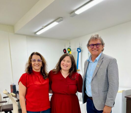 Com olhar atento, Vereadora Pâmela Vital dialoga sobre as demandas da comunidade rural em visita ao Instituto Nacional do Semiárido