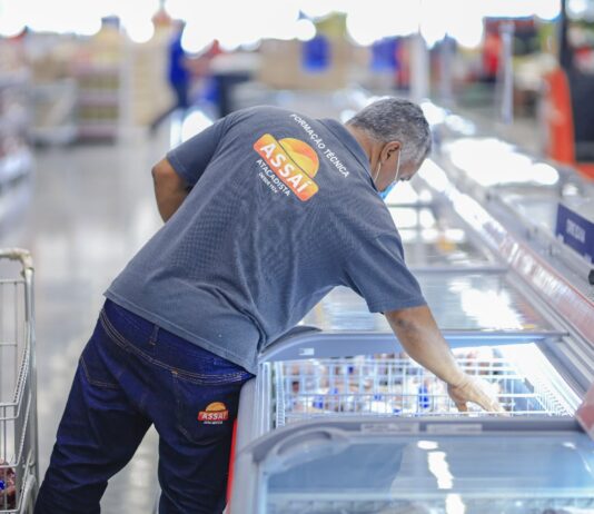 Assaí amplia contratações de profissionais 50+ e reforça compromisso com diversidade etária