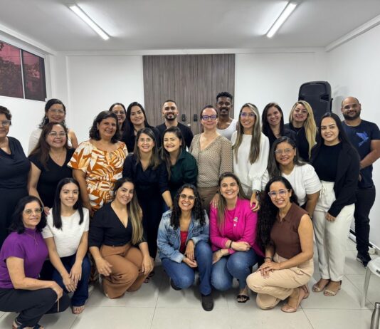 Carol Gomes se reúne com representantes da fisioterapia municipal e reforça compromisso com a área