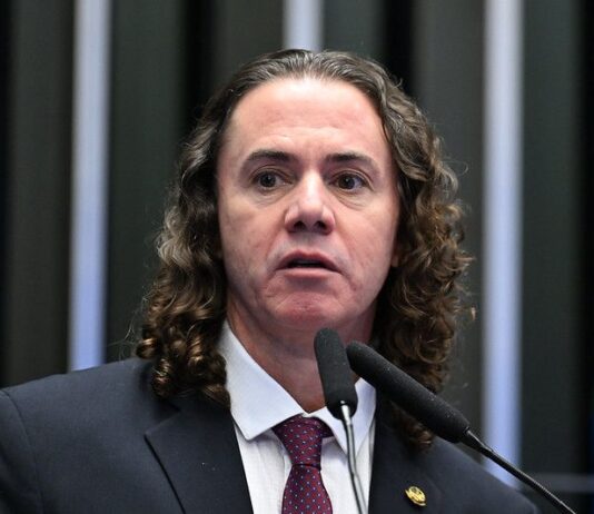 Líder da Maioria no Senado, Veneziano critica Trump por impor tarifa de 50% sobre exportações brasileiras a pedido de Bolsonaro