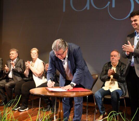 João Azevêdo assina convênios para ampliar assistência em saúde em Campina Grande e região