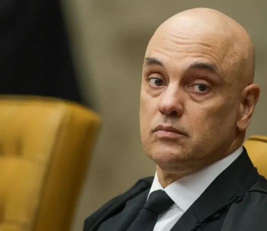 Moraes decreta prisão domiciliar de Bolsonaro. O ex-presidente cumpria medidas cautelares, com uso de tornozeleira