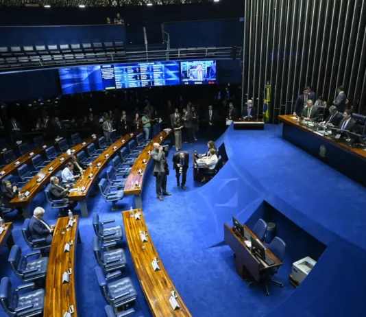 Senado aprova isenção de IR para quem ganha até dois salários-mínimos. Projeto pode ser votado depois que oposição desocupou plenário