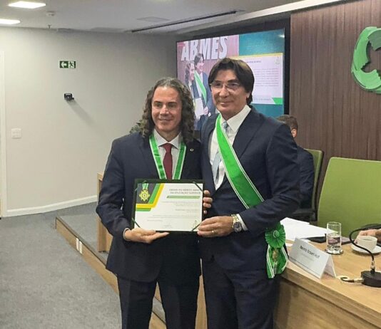 Veneziano recebe ‘Ordem ao Mérito ABMES da Educação Superior’ por sua contribuição à Educação no Brasil
