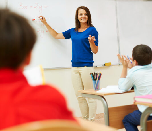 Volta às aulas: precauções que os professores devem ter com a voz