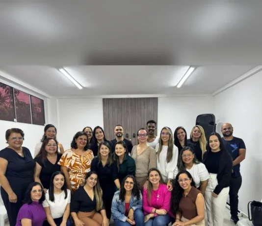 Carol Gomes se reúne com representantes da fisioterapia municipal e reforça compromisso com a área