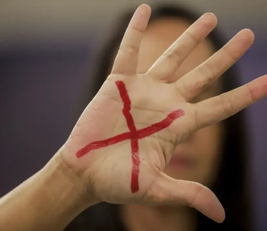 61 socos: caso no RN retrata escalada da violência contra mulheres. Câmeras de elevador flagraram agressão a Juliana Garcia em Natal