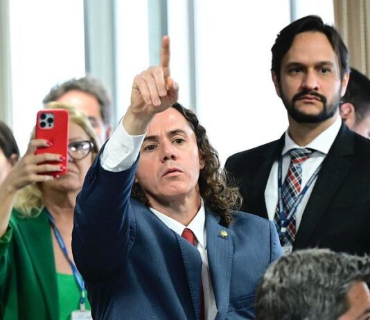 Com voto de Veneziano, CCJ do Senado rejeita PEC da Blindagem: “é o nosso compromisso com a seriedade”