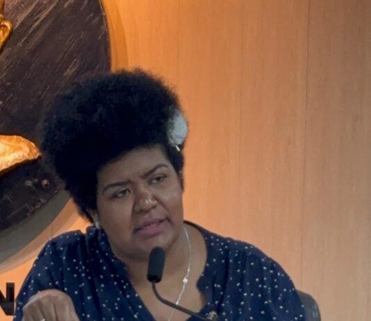 Prefeito veta projetos da vereadora Jô Oliveira (PCdoB) e cidade perde iniciativas nas áreas de limpeza urbana, saúde e educação