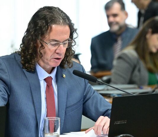 Projeto de Veneziano já aprovado no Senado, que notifica casos de câncer para ampliar ações de saúde pública, avança na Câmara