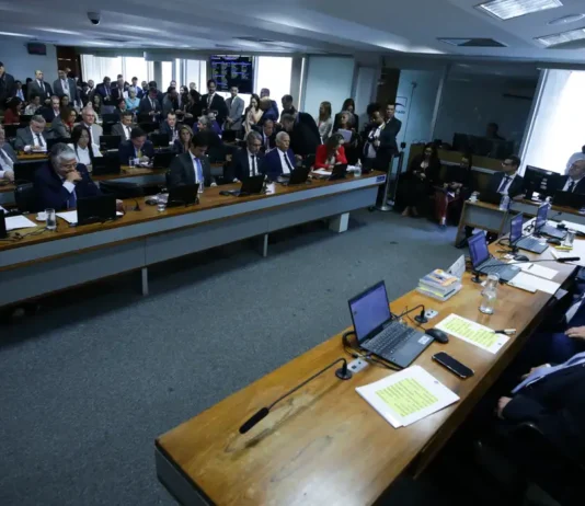 CCJ do Senado rejeita PEC da Blindagem por unanimidade Proposta foi aprovada por ampla maioria na Câmara, com 353 votos