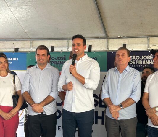 No Sertão, Lucas Ribeiro inaugura creche, polo de ração subsidiada e autoriza novas estradas
