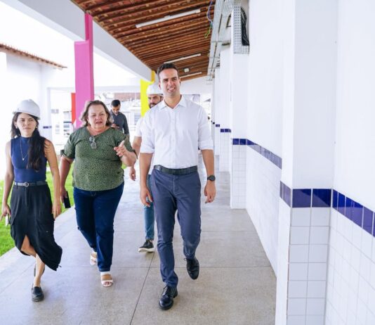 Lucas Ribeiro inspeciona obra do novo Caic em Campina Grande; escola será uma das entregas do aniversário da cidade