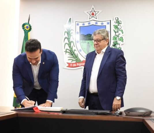 João Azevêdo transmite cargo para vice-governador Lucas Ribeiro