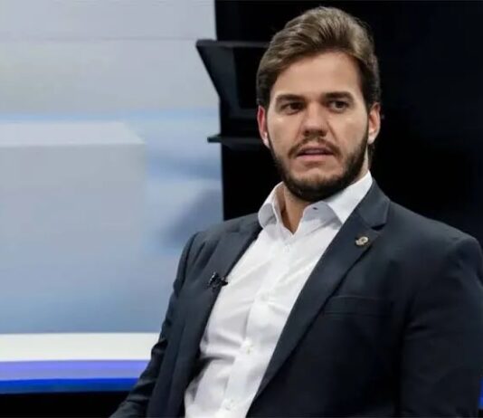 O prefeito de Campina Grande, Bruno Cunha Lima (União Brasil), está estrelando a nova propaganda partidária do União Brasil na televisão