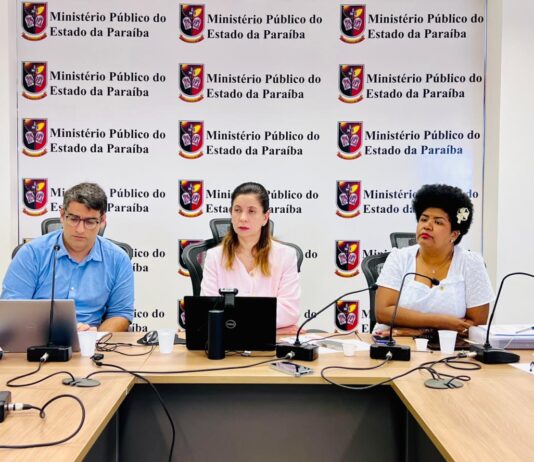 Jô Oliveira acompanha reunião entre MP e diretores de hospitais para prevenir greve na saúde de Campina Grande