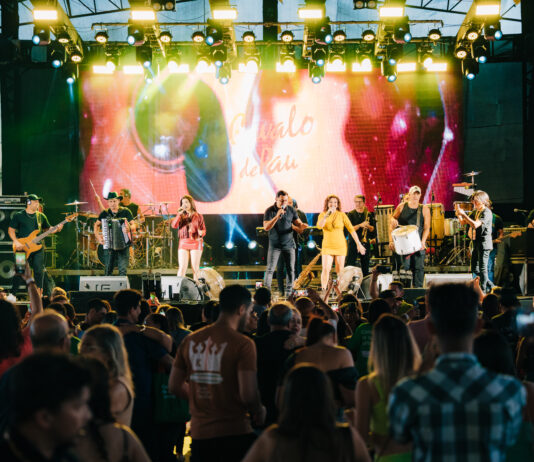 Shows de Cavalo de Pau e de Jorge de Altinho atraem grande público no encerramento da programação musical da FEPAF 2025