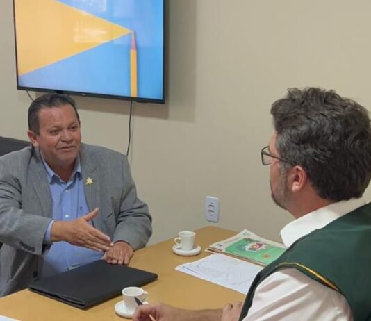 Olimpio se reúne com secretário de Educação para discutir atualização da lei do 14º salário