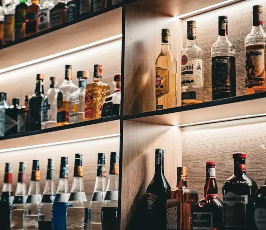 Câmara aprova urgência para crime hediondo de falsificação de bebidas. Projeto pode ser votado direto no plenário, sem passar por comissões